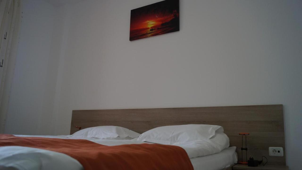 Hotel Bourbon Vama Veche Bagian luar foto